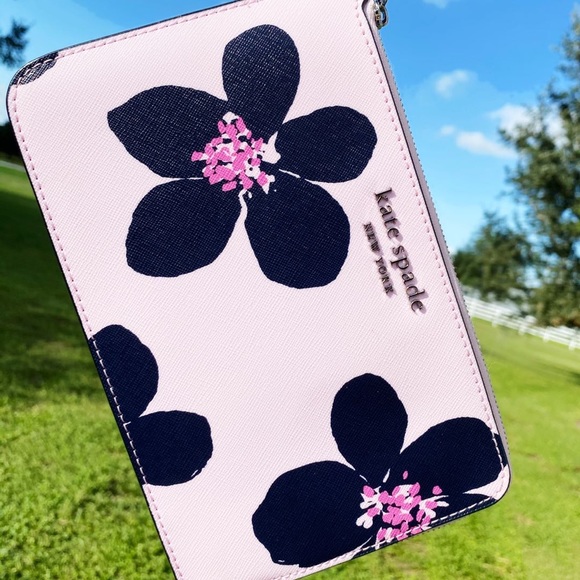 Flower🌸NWT Kate Spade Large Wristlet - Picture 6 of 7